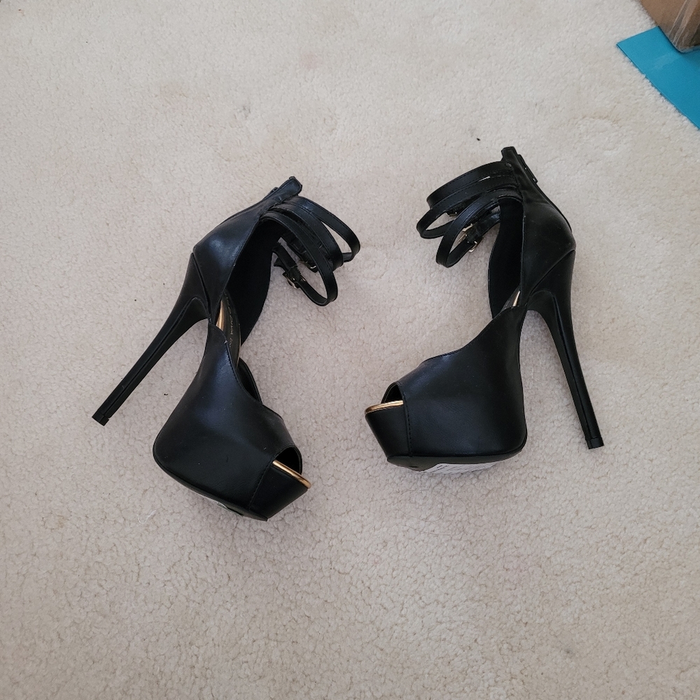 NWT Wild Rose Heels